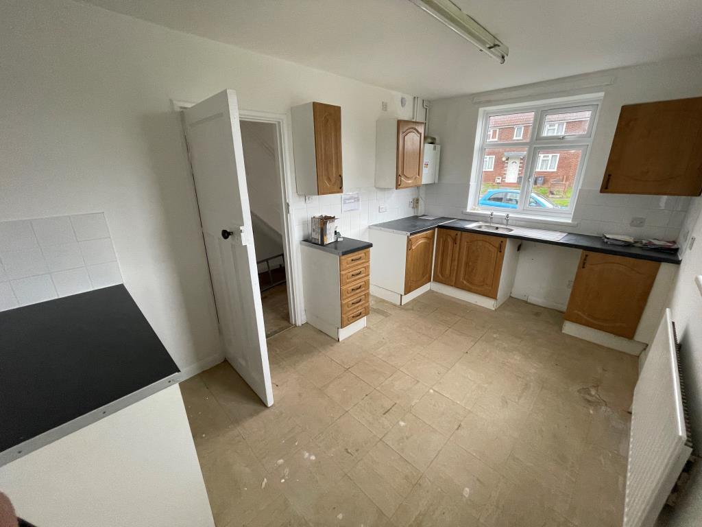Lot: 102 - TWO-BEDROOM HOUSE FOR REFURBISHMENT - Kitchen with fitted units